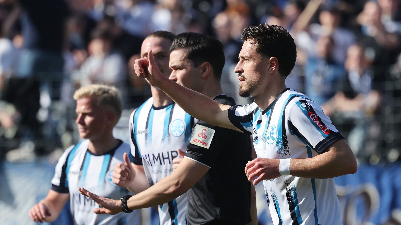 Jubel über das 1:0 von Flamur Berisha (re.).Foto: Baumann/Hansi Britsch