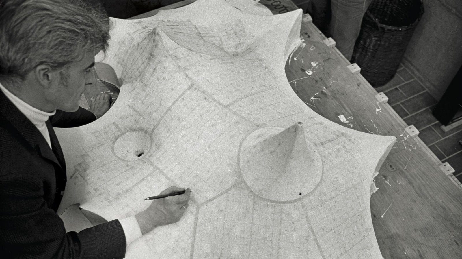 Frei Otto am Modell für die Überdachung der Olympiaschwimmhalle in München (ca. 1970)Foto: Werkarchiv Frei Otto / Prestel Verlag