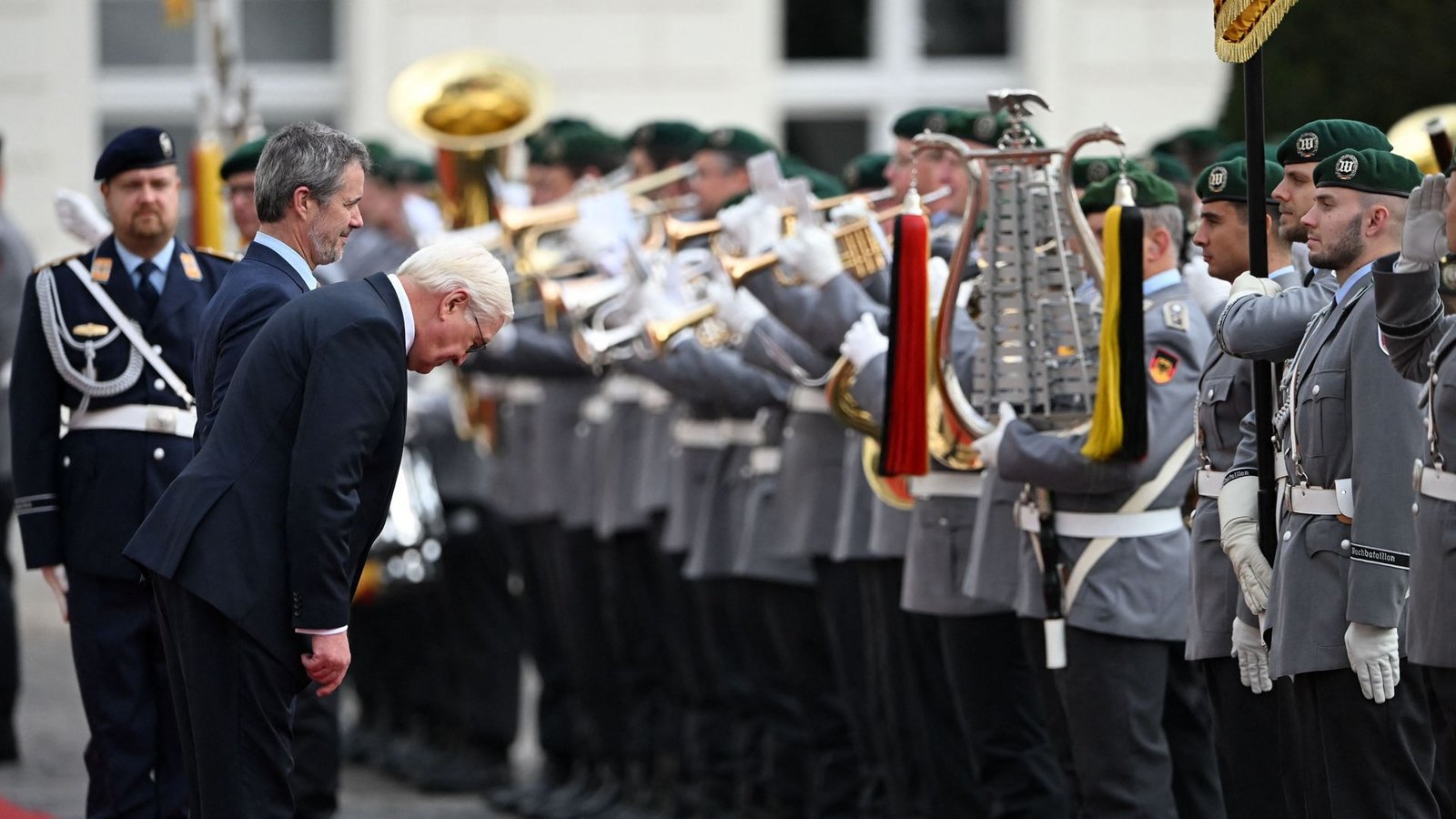 Feierlich wurden die dänischen Royals empfangen.Foto: AFP/RALF HIRSCHBERGER