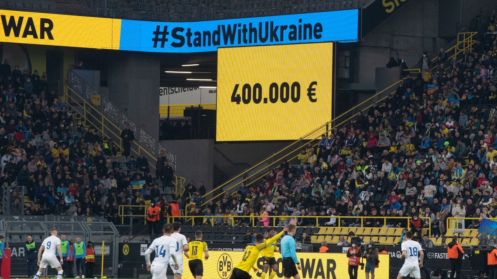 Beim Benefizspiel sind 400.000 Euro zusammengekommen, die Opfern des russischen Angriffs auf die Ukraine zugute kommen sollen.Foto: Bernd Thissen/dpa