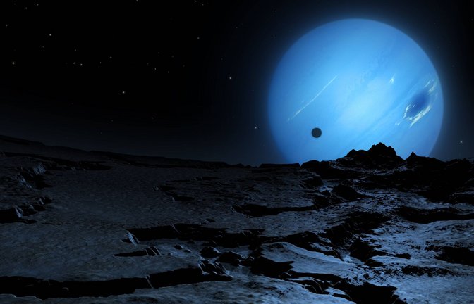 3D-Illustration der Oberfläche eines größeren kosmischen Objekts im Kuipergürtel mit dem Neptun im Hintergrund.<span class='image-autor'>Foto: Imago/Science Photo Library</span>