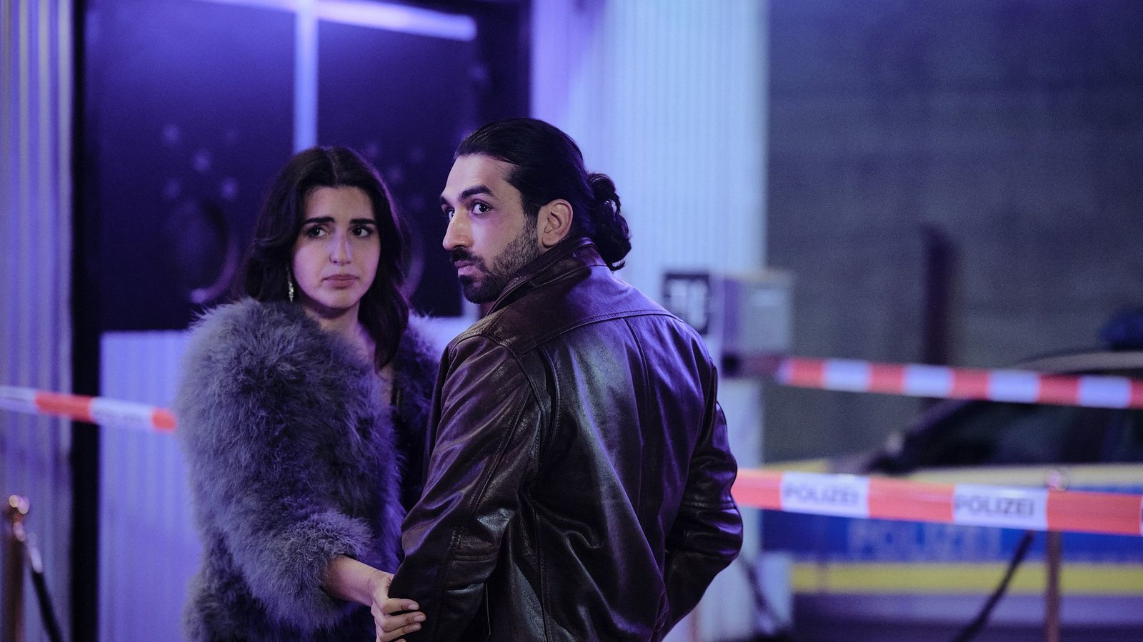 Shirin Mirsa (Awin Erfany) will ihren Verlobten Taremi schützen.Foto: SWR/Benoît Linder