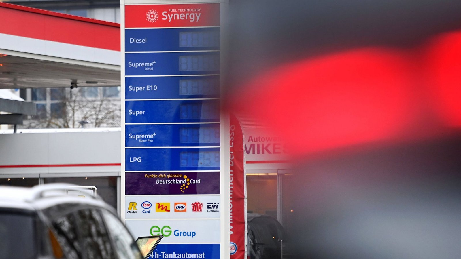 Die Spritpreise in Deutschland schwanken zurzeit enorm. (Symbolfoto)Foto: IMAGO// SVEN SIMON