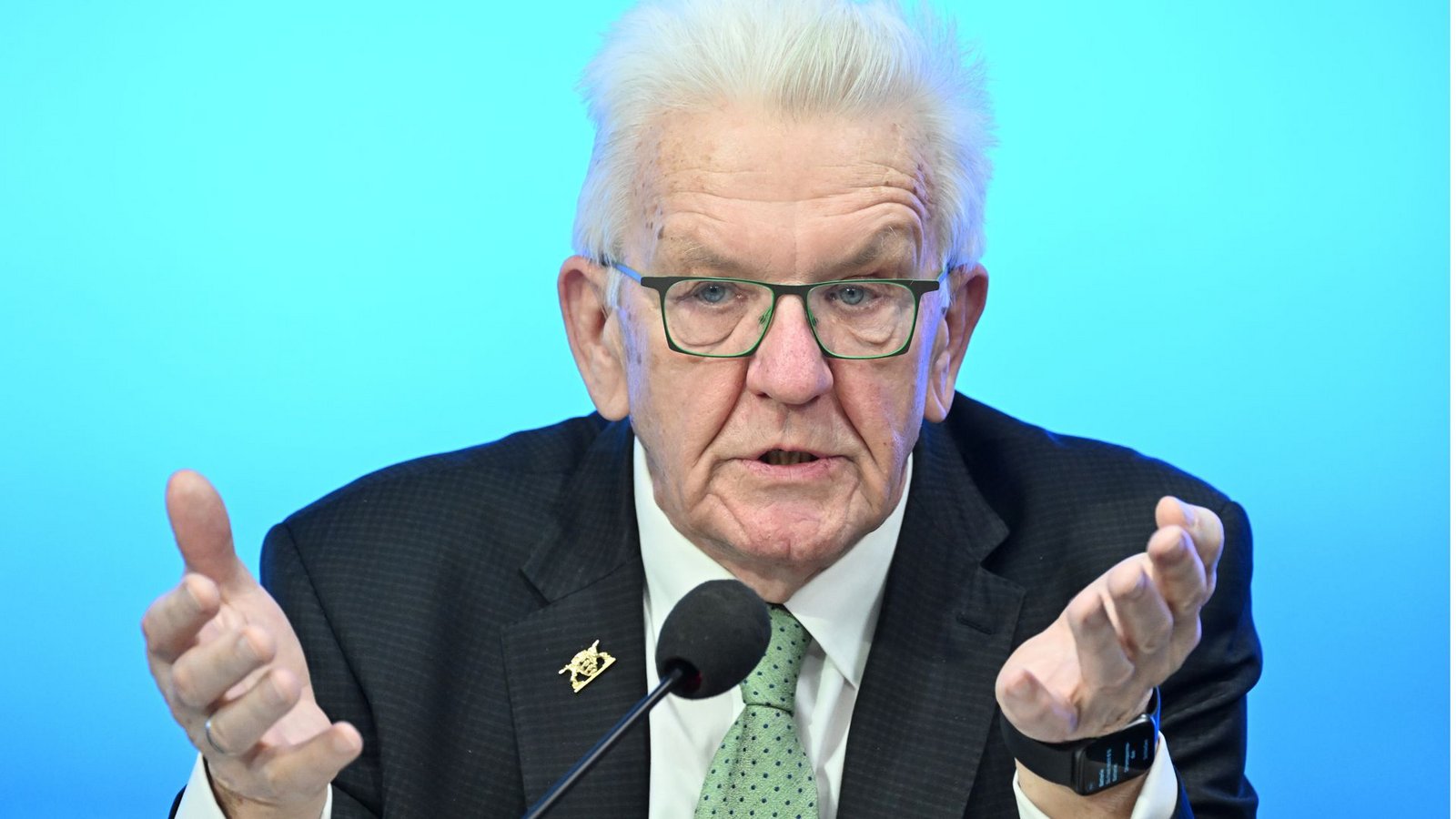 Winfried Kretschmann setzt sich für mehr Leistungsbereitschaft ein. Wie passt das zu Plänen, die Arbeitszeit von Beamten zu verkürzen?Foto: Bernd Weißbrod/dpa Winfried Kretschmann setzt sich für mehr Leistungsbereitschaft ein. Wie passt das zu Plänen, die Arbeitszeit von Beamten zu verkürzen?Foto: Bernd Weißbrod/dpa