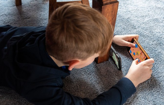 Smartphonespiele sind besonders bei Kindern sehr beliebt und können wie Computerspiele süchtig machen.<span class='image-autor'>Foto: dpa/Robert Michael</span>