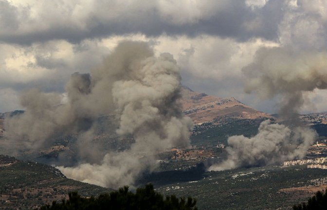 Starker Rauch steigt nach einem israelischen Luftangriff über dem  südlibanesischen Dorf Mahmoudieh auf.<span class='image-autor'>Foto: dpa/Marwan Naamani</span>