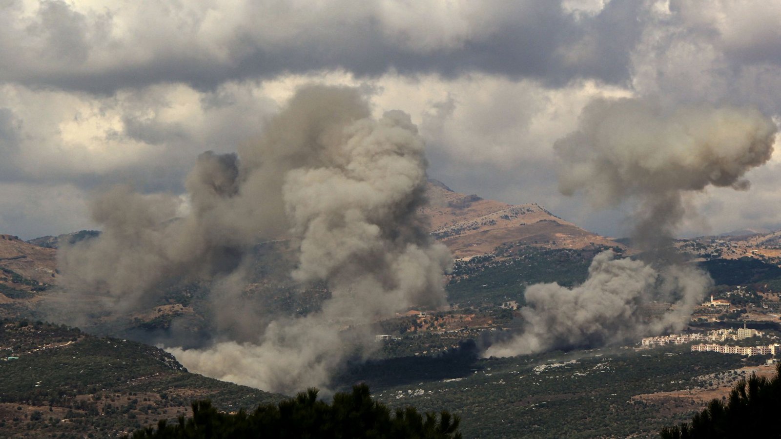 Starker Rauch steigt nach einem israelischen Luftangriff über dem  südlibanesischen Dorf Mahmoudieh auf.Foto: dpa/Marwan Naamani