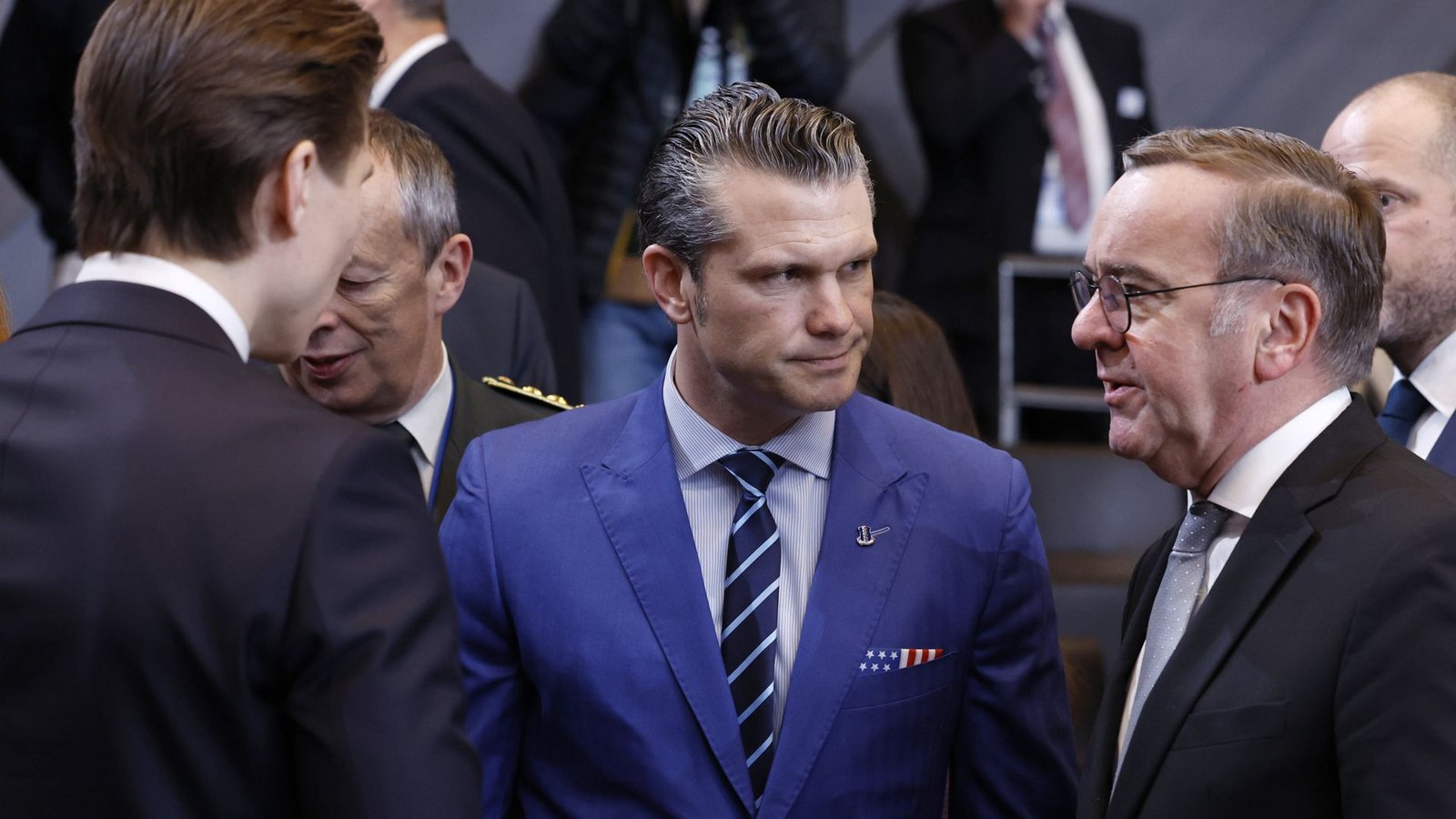 Für den US-Verteidigungsminister Pete Hegseth (Mitte) gibt es bei seinem ersten Nato-Treffen viel zu erklären. Hier spricht er mit dem deutschen Verteidigungsminister Boris Pistorius (rechts) und dem finnischen Verteidigungsminister Antti Hakkanen.Foto: dpa/Geert Vanden Wijngaert Für den US-Verteidigungsminister Pete Hegseth (Mitte) gibt es bei seinem ersten Nato-Treffen viel zu erklären. Hier spricht er mit dem deutschen Verteidigungsminister Boris Pistorius (rechts) und dem finnischen Verteidigungsminister Antti Hakkanen.Foto: dpa/Geert Vanden Wijngaert