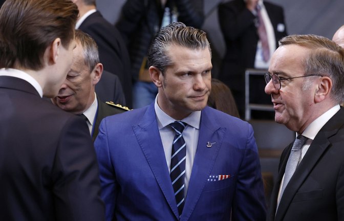 Für den US-Verteidigungsminister Pete Hegseth (Mitte) gibt es bei seinem ersten Nato-Treffen viel zu erklären. Hier spricht er mit dem deutschen Verteidigungsminister Boris Pistorius (rechts) und dem finnischen Verteidigungsminister Antti Hakkanen.<span class='image-autor'>Foto: dpa/Geert Vanden Wijngaert</span>