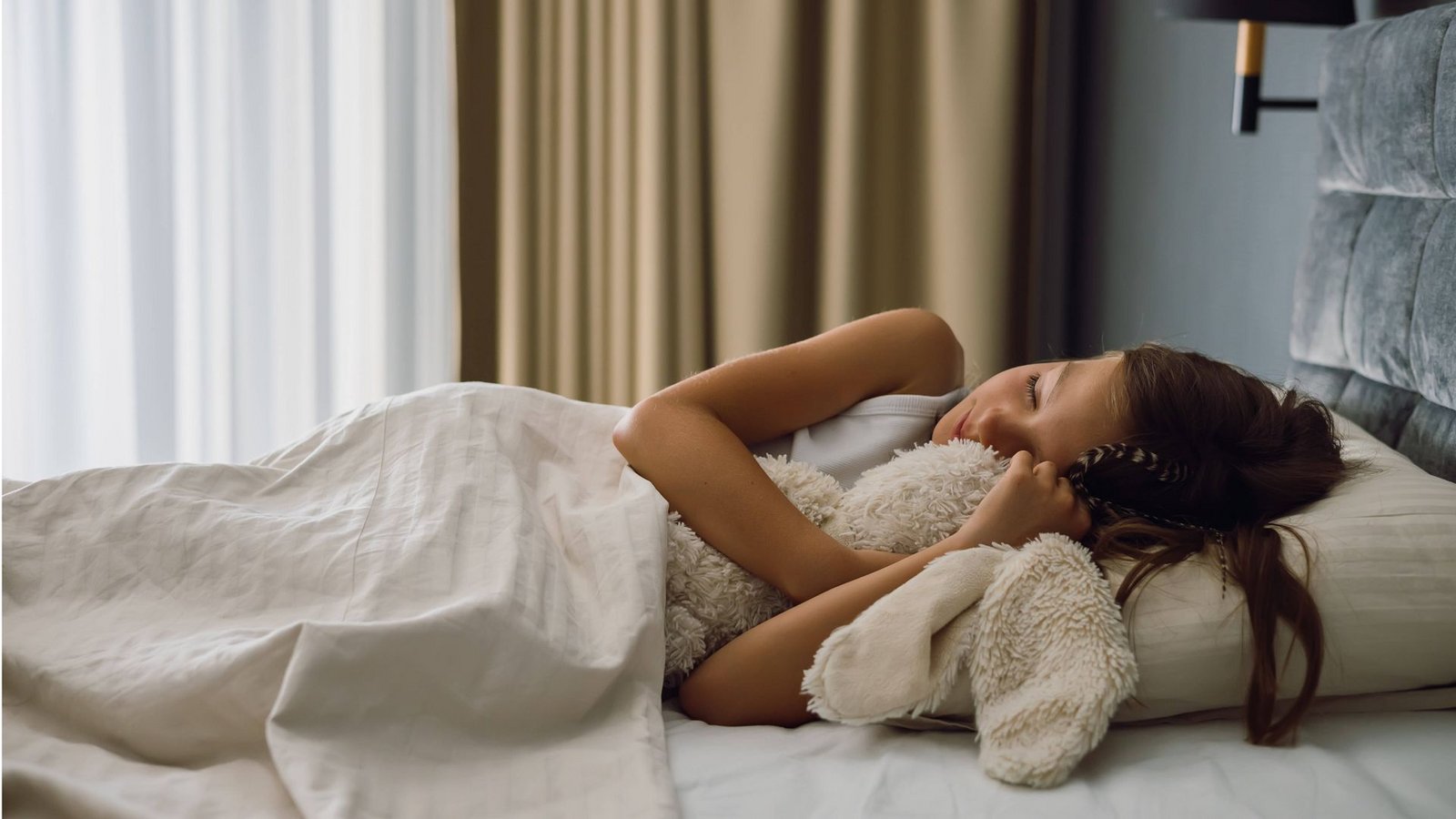 Unentbehrlich zum Einschlafen: Kuscheltier im Bett eines MädchensFoto: IMAGO/Zoonar Unentbehrlich zum Einschlafen: Kuscheltier im Bett eines MädchensFoto: IMAGO/Zoonar