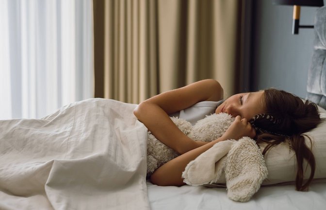 Unentbehrlich zum Einschlafen: Kuscheltier im Bett eines Mädchens<span class='image-autor'>Foto: IMAGO/Zoonar</span>