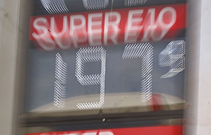 Vereinzelt lassen sich Spritpreise unter 2 Euro bereits finden - noch sind sie aber die Ausnahme. (Archivbild)<span class='image-autor'>Foto: Bernd Weißbrod/dpa</span>