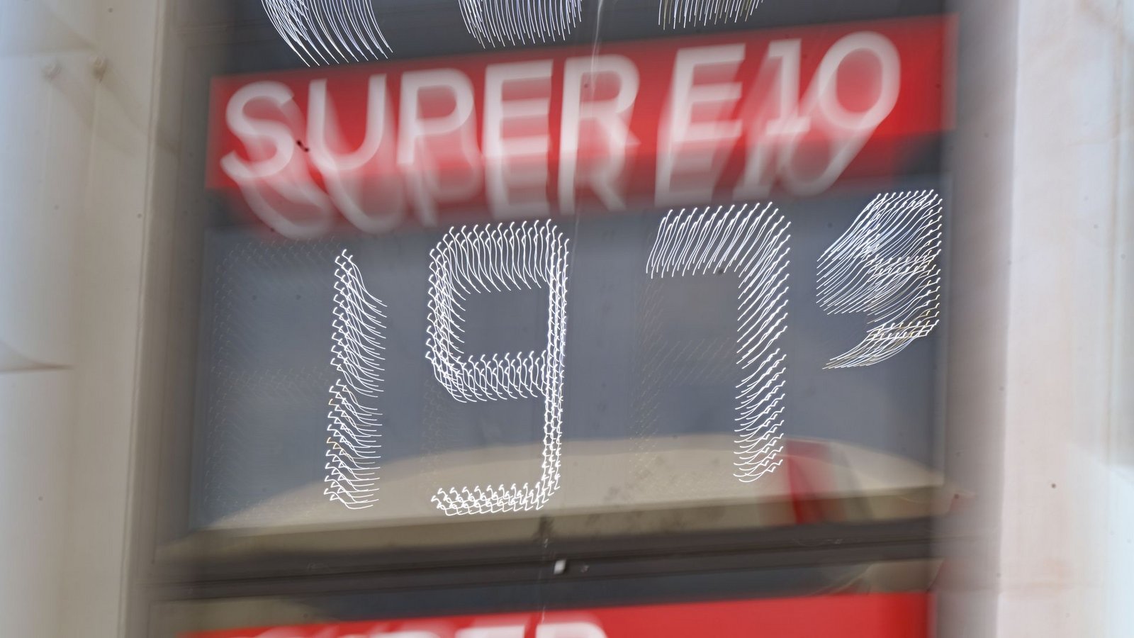 Vereinzelt lassen sich Spritpreise unter 2 Euro bereits finden - noch sind sie aber die Ausnahme. (Archivbild)Foto: Bernd Weißbrod/dpa