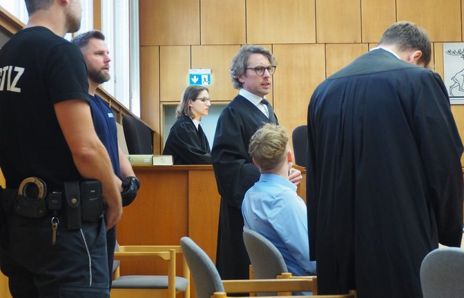 Im Offenburger Landgericht spricht der angeklagte 23-Jährige (sitzend) mit einem Verteidiger.<span class='image-autor'>Foto: dpa/Christian Böhmer</span>