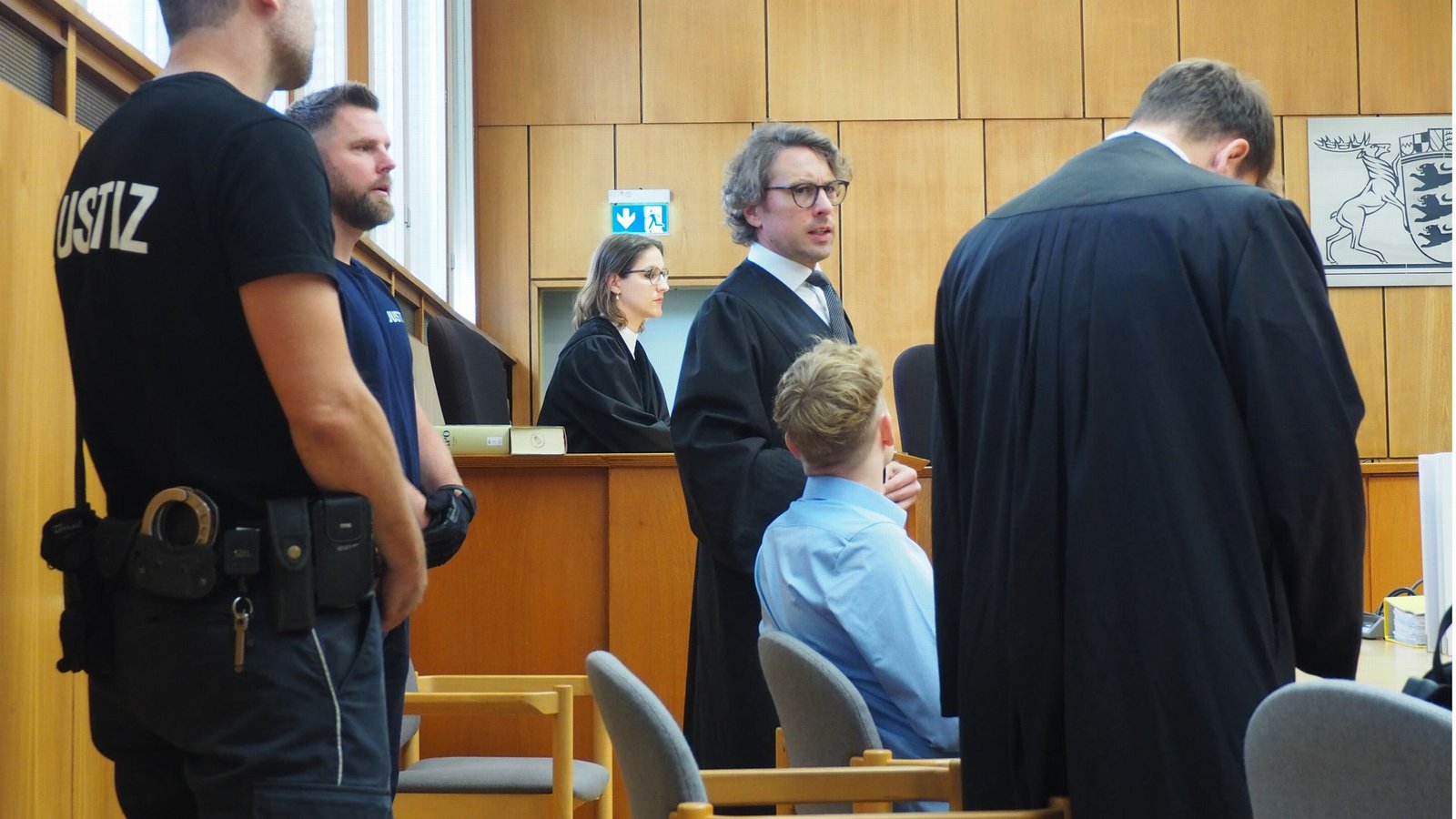 Im Offenburger Landgericht spricht der angeklagte 23-Jährige (sitzend) mit einem Verteidiger.Foto: dpa/Christian Böhmer Im Offenburger Landgericht spricht der angeklagte 23-Jährige (sitzend) mit einem Verteidiger.Foto: dpa/Christian Böhmer