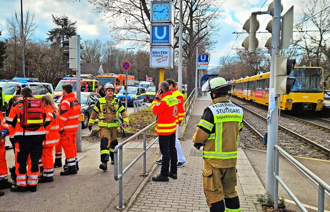 Zahlreiche Einsatzkräfte eilten nach Stuttgart-Hofen zur Stadtbahnhaltestelle – sie konnten nicht mehr helfen.<span class='image-autor'>Foto: Andreas Rosar</span>