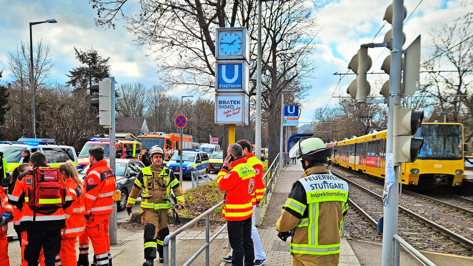 Zahlreiche Einsatzkräfte eilten nach Stuttgart-Hofen zur Stadtbahnhaltestelle – sie konnten nicht mehr helfen.Foto: Andreas Rosar Zahlreiche Einsatzkräfte eilten nach Stuttgart-Hofen zur Stadtbahnhaltestelle – sie konnten nicht mehr helfen.Foto: Andreas Rosar