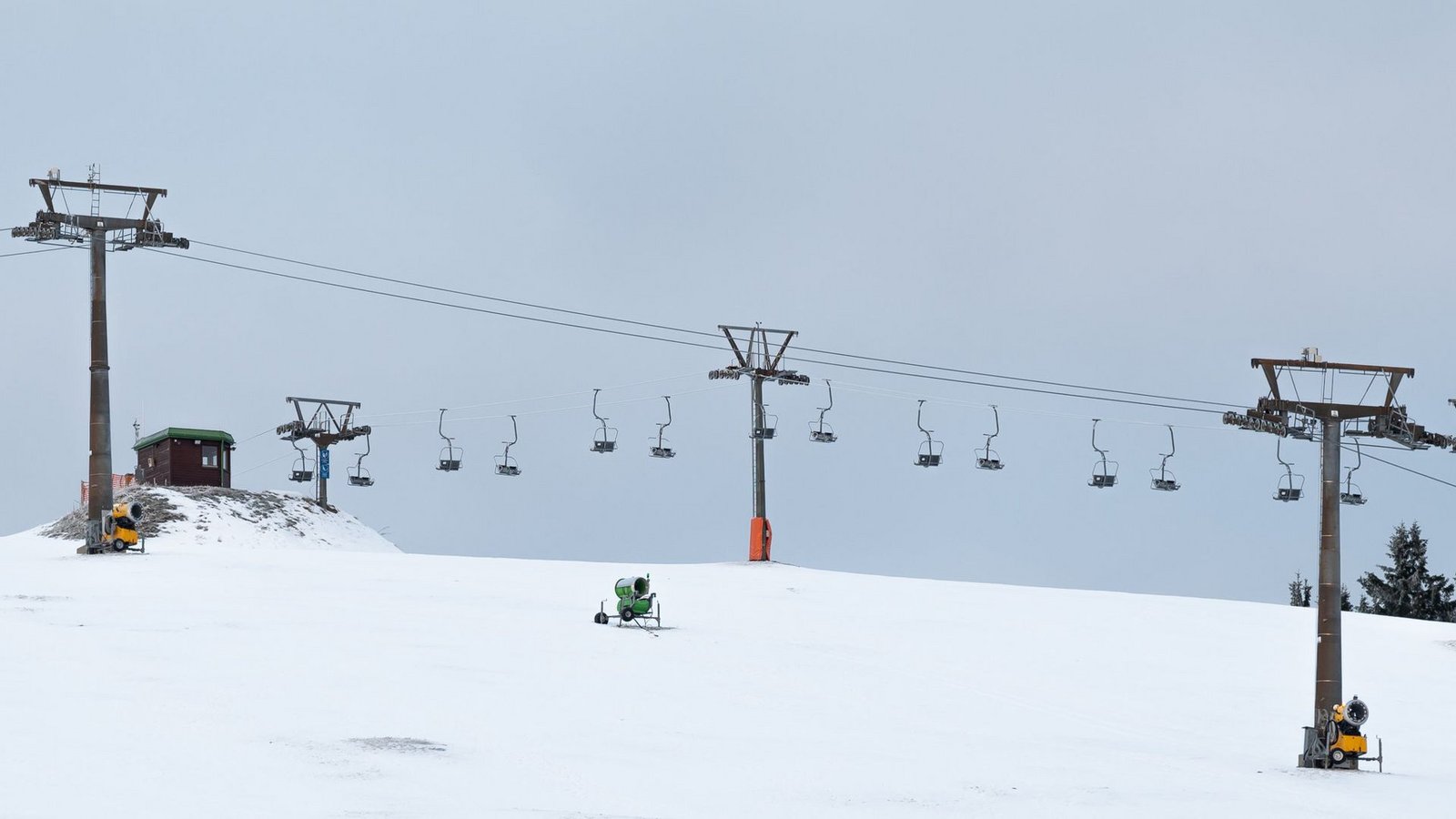 Mit Kunstschnee wird auch auf dem Feldberg der Natur nachgeholfen.Foto: dpa/Silas Stein Mit Kunstschnee wird auch auf dem Feldberg der Natur nachgeholfen.Foto: dpa/Silas Stein