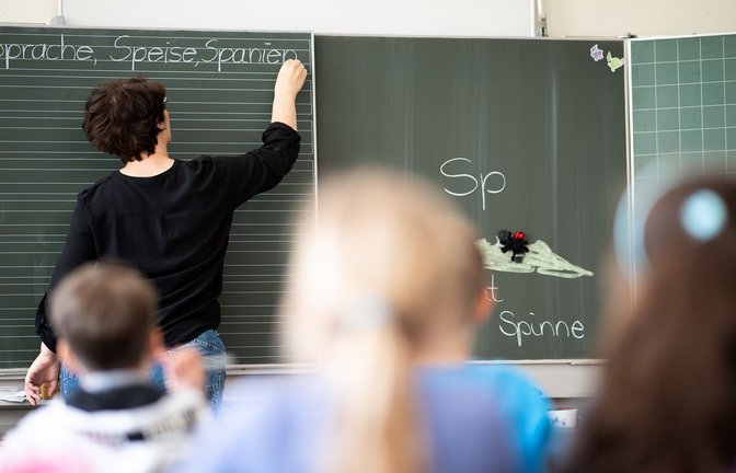 Ohne gute Deutschkenntnisse klappt das Lernen nicht. Vor dieser Hürde stehen  viele Mutter- und Fremdsprachler.<span class='image-autor'>Foto: dpa</span>