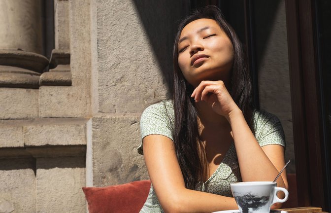 Wer vor dem shoppen einen Kaffee trinkt, kauft häufiger Genussgüter ein.<span class='image-autor'>Foto: IMAGO//David Munoz</span>