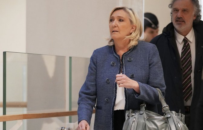 Le Pen beim Gericht<span class='image-autor'>Foto: AP/Thibault Camus</span>