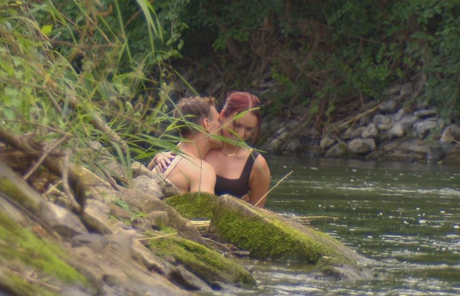 Nach der Kanutour kommen sich Friedrich und Laura beim einem Bad im Fluss näher.<span class='image-autor'>Foto: RTL</span>