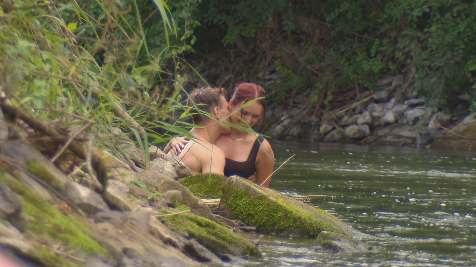 Nach der Kanutour kommen sich Friedrich und Laura beim einem Bad im Fluss näher.Foto: RTL Nach der Kanutour kommen sich Friedrich und Laura beim einem Bad im Fluss näher.Foto: RTL