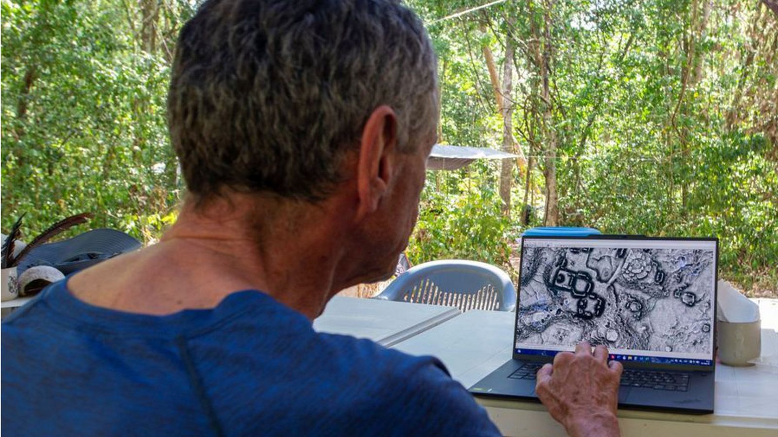 Auf diesem vom mexikanischen Institut INAH zur Verfügung gestellten Bild beobachtet ein Archäologe Bilder der neu entdeckten Maya-Stätte Minanbe nördlich der Biosphäre von Calakmul.Foto: Daniel Santaella/INAH Mexico/dpa