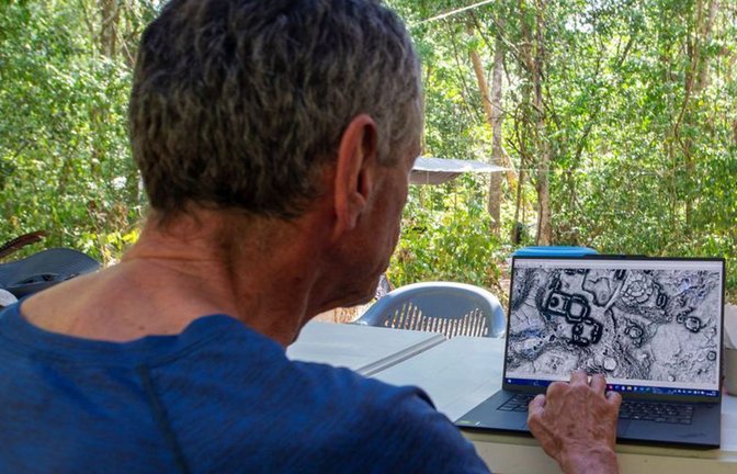 Auf diesem vom mexikanischen Institut INAH zur Verfügung gestellten Bild beobachtet ein Archäologe Bilder der neu entdeckten Maya-Stätte Minanbe nördlich der Biosphäre von Calakmul.<span class='image-autor'>Foto: Daniel Santaella/INAH Mexico/dpa</span>