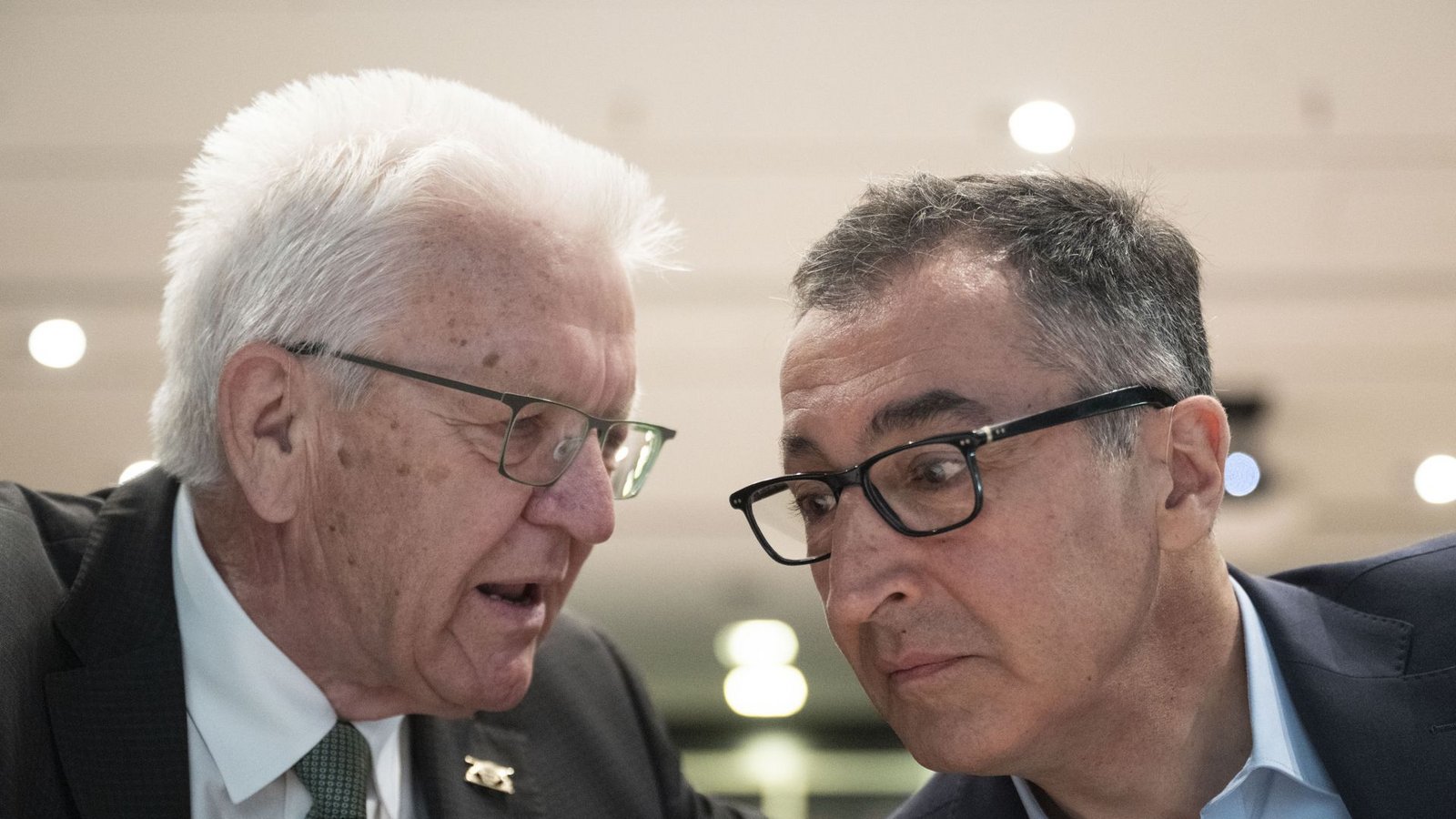 Ministerpräsident Winfried Kretschmann (Grüne) empfahl Cem Özdemir am Samstag als seinen Nachfolger.Foto: Marijan Murat/dpa
