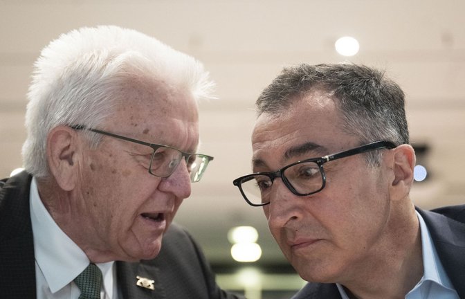 Ministerpräsident Winfried Kretschmann (Grüne) empfahl Cem Özdemir am Samstag als seinen Nachfolger.<span class='image-autor'>Foto: Marijan Murat/dpa</span>