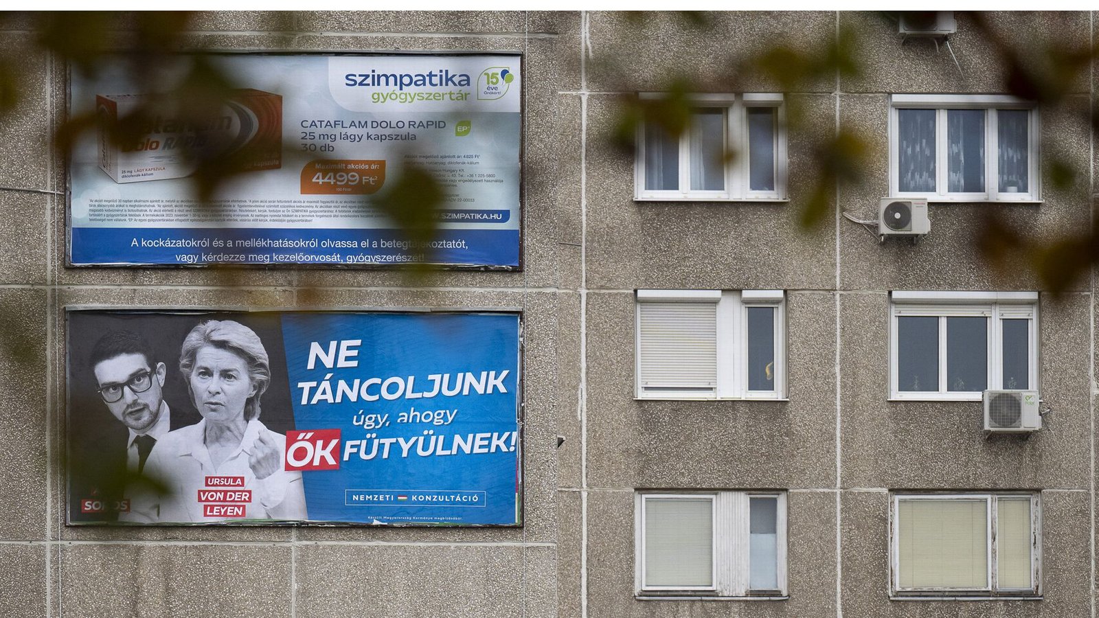 Auf vielen Plakatwänden in Ungarn ist EU-Kommissionspräsidentin Ursula von der Leyen zu sehen. Das ist Teil der Anti-Brüssel-Kampagne der Regierung in Budapest.Foto: dpa/Denes Erdos Auf vielen Plakatwänden in Ungarn ist EU-Kommissionspräsidentin Ursula von der Leyen zu sehen. Das ist Teil der Anti-Brüssel-Kampagne der Regierung in Budapest.Foto: dpa/Denes Erdos