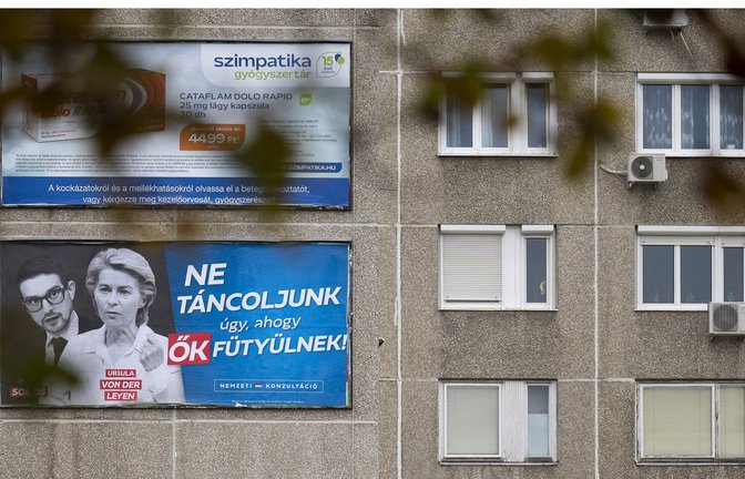 Auf vielen Plakatwänden in Ungarn ist EU-Kommissionspräsidentin Ursula von der Leyen zu sehen. Das ist Teil der Anti-Brüssel-Kampagne der Regierung in Budapest.<span class='image-autor'>Foto: dpa/Denes Erdos</span>