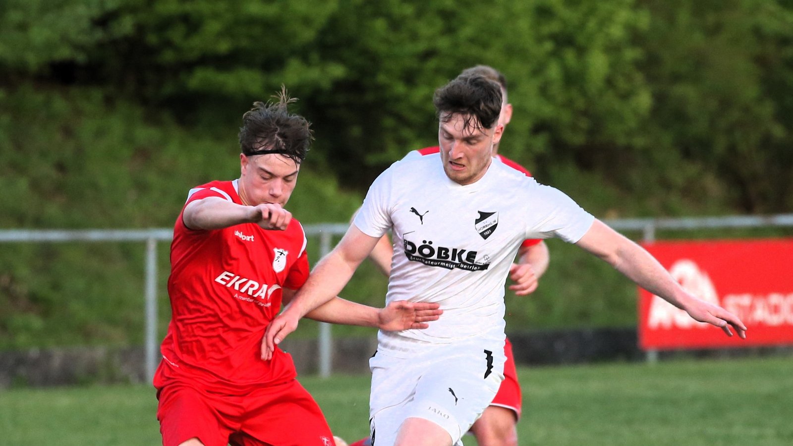 Im Flutlichtspiel gegen den FV Löchgau II hat der SV Horrheim (rechts Joshua Krone) eine gute Leistung gezeigt, aber 1:2 verloren. Foto: Küppers