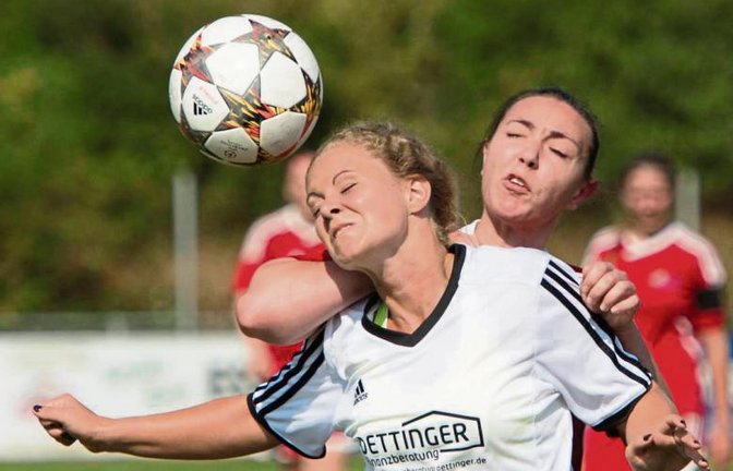 Jasmin Sieber (hinten) von der SGM Großglattbach/Nussdorf setzt Ottmarsheims Christina Puhan so unter Druck, dass diese den Ball nicht kontrolliert weiterspielen kann. Foto: Leitner