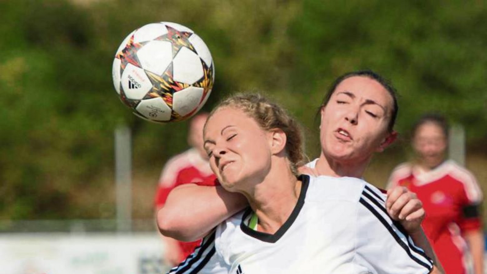 Jasmin Sieber (hinten) von der SGM Großglattbach/Nussdorf setzt Ottmarsheims Christina Puhan so unter Druck, dass diese den Ball nicht kontrolliert weiterspielen kann. Foto: Leitner