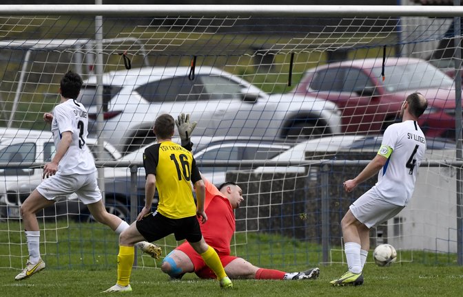 Tobias Urbani (16) erzielt in der 79 Minute das 0:2 für die Gäste aus Ensingen. Der Illinger Keeper Leon Berner ist machtlos und muss später auch noch das 0:3 hinnehmen. <span class='image-autor'>Fotos: Leitner</span>