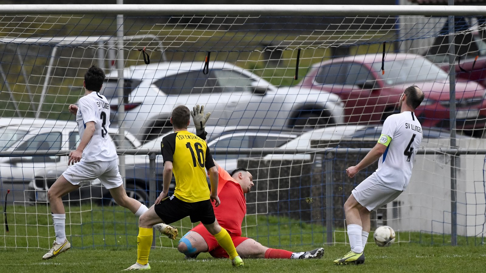 Tobias Urbani (16) erzielt in der 79 Minute das 0:2 für die Gäste aus Ensingen. Der Illinger Keeper Leon Berner ist machtlos und muss später auch noch das 0:3 hinnehmen. Fotos: Leitner