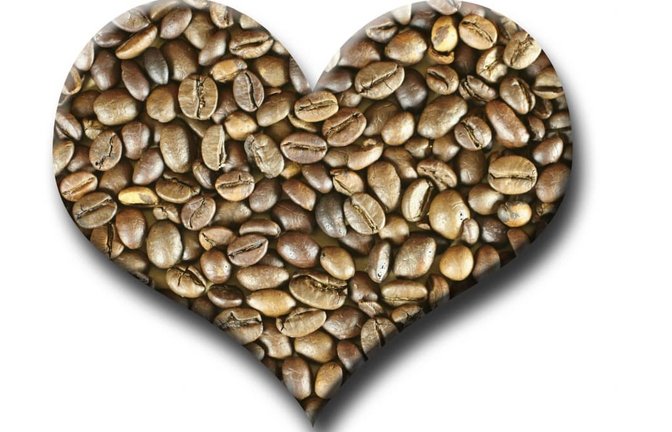 Herz aus Kaffeebohnen: Ein moderater Kaffeekonsum von drei bis fünf Tassen am Tag ist für die Mehrheit der gesunden Erwachsenen unbedenklich und sogar gut für das Herz. Studien zeigen, dass regelmäßiger, mäßiger Kaffeegenuss das Risiko für Herz-Kreislauf-Erkrankungen, Herzinsuffizienz und Herzrhythmusstörungen (wie Vorhofflimmern) senken kann.<span class='image-autor'>Imago/Imagebroker</span>