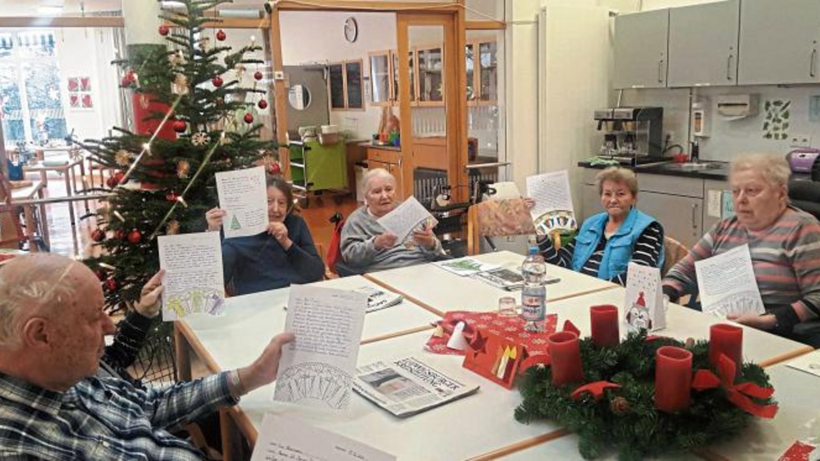 Die Bewohner im Kleeblattheim in Sachsenheim erhalten selbst gestaltete Weihnachtspost von den Schülern. Foto: p Die Bewohner im Kleeblattheim in Sachsenheim erhalten selbst gestaltete Weihnachtspost von den Schülern. Foto: p