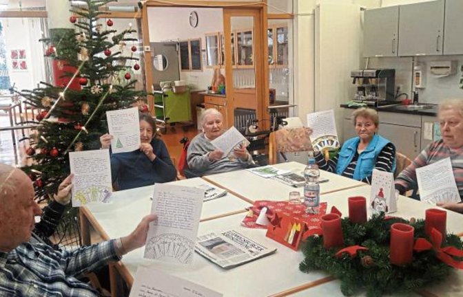Die Bewohner im Kleeblattheim in Sachsenheim erhalten selbst gestaltete Weihnachtspost von den Schülern.  Foto: p