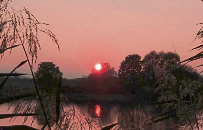 Der Oktober verabschiedet sich mit herrlichen Sonnenuntergängen. Fotografiert am Ensinger See. Foto: Arning