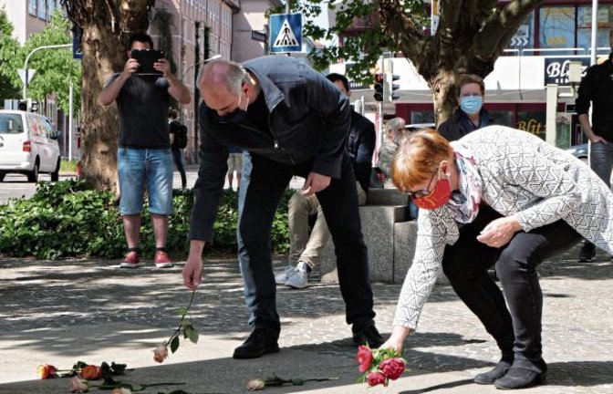 Vertreter der beiden Kirchengemeinden legten Blumen nieder.  Foto: Friedrich
