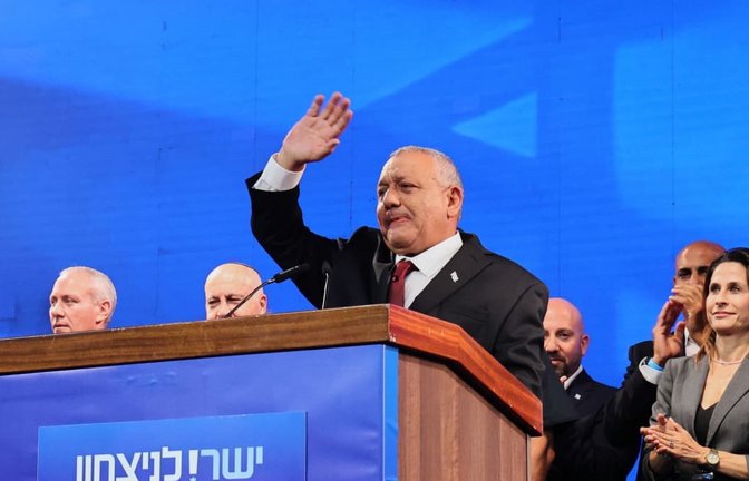 Gadi Eisenkot von der Jaschar-Partei liegt bei der Auszählung hinter Netanjahu – kommt es zu einer großen Koalition ohne Araber?<span class='image-autor'>Gil Cohen-Magen/dpa</span>