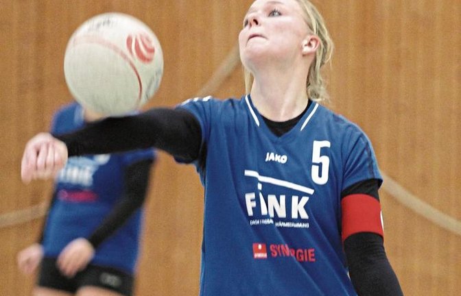 Nachdem Natalie Lochmahr aufgrund eines beruflichen Auslandsaufenthalts fast die gesamte Feldrunde verpasste, greift die Zuspielerin in der Halle wieder an. Foto: Nachreiner