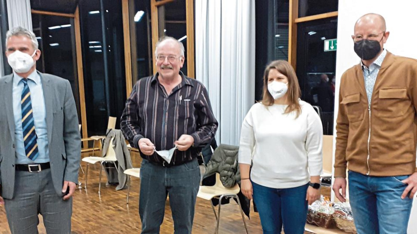 Sachsenheims Bürgermeister Holger Albrich (links) verabschiedete Burkhard Bayer (Zweiter von links) nach 32 Jahren aus der Mitte des Gemeinderats und begrüßte die beiden Nachrücker Jasmin Braun und Eike Paul. Foto: Glemser Sachsenheims Bürgermeister Holger Albrich (links) verabschiedete Burkhard Bayer (Zweiter von links) nach 32 Jahren aus der Mitte des Gemeinderats und begrüßte die beiden Nachrücker Jasmin Braun und Eike Paul. Foto: Glemser