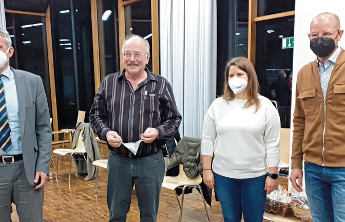 Sachsenheims Bürgermeister Holger Albrich (links) verabschiedete Burkhard Bayer (Zweiter von links) nach 32 Jahren aus der Mitte des Gemeinderats und begrüßte die beiden Nachrücker Jasmin Braun und Eike Paul.  Foto: Glemser