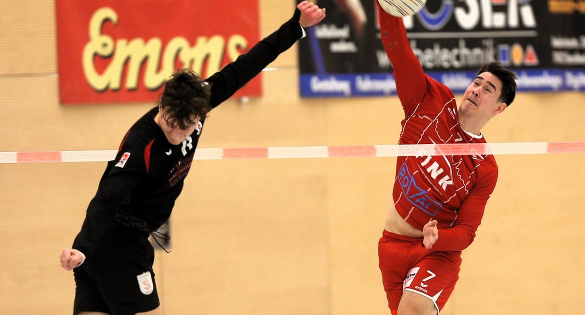 Faustball, 1. Bundesliga Süd, Hallenfaustball, Hallensaison, Saison 2025/2026, Männer, Kaltensteinhalle, TV Vaihingen (rot) spielt als Drittletzter gegen Tabellenführer TV Stammheim (nach 1:4 mit 4:5 verloren),  Andreas Knodel beim Angriff Block