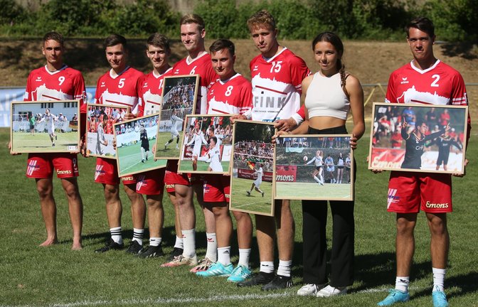 Eine Woche nach den Europameisterschaften der U 18 und U 21 in Vaihingen hat Ausrichter TV Vaihingen seine erfolgreichen Sportler bei den internationalen Wettbewerben des laufenden Jahres noch einmal gewürdigt – alle haben jeweils den EM-Titel gewonnen. Im Rahmen des letzten Bundesligaspieltags bekamen sämtliche TVV-Starter in den unterschiedlichen Nationalmannschaften neben Beifall auch noch jeweils ein großformatiges Foto, was sie im Nationaltrikot in Aktion zeigt. Die Europameister des TVV (von rechts): Andreas Knodel (U 18), Leoni Modenese (U 18), Tobias Maurer, Jacob Jungclaussen und Jakob Mahn (alle U 21) sowie Jakob Kilpper, Johannes Jungclaussen und Jaro Jungclaussen (alle EM der Männer in Kaltern/Südtirol). Nicht anwesend bei der Würdigung war Ricarda Stübbe (U 18). <span class='image-autor'>Foto: Küppers</span>