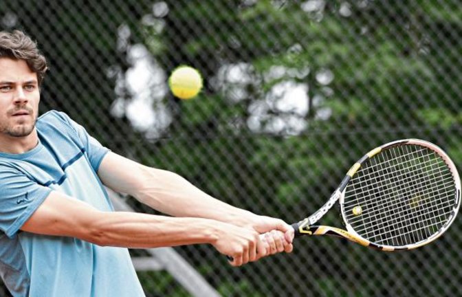Die TFR Nussdorf – hier schlägt Robin Wöhr den Ball zurück – haben mit ihrem Sieg gegen den TV Schmie den Klassenerhalt in der Bezirksstaffel 1 perfekt gemacht. Foto: Leitner